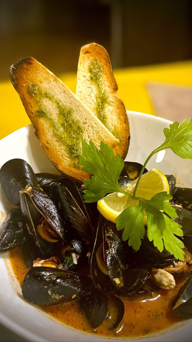 Fekete kagyló házi paradicsom szószban