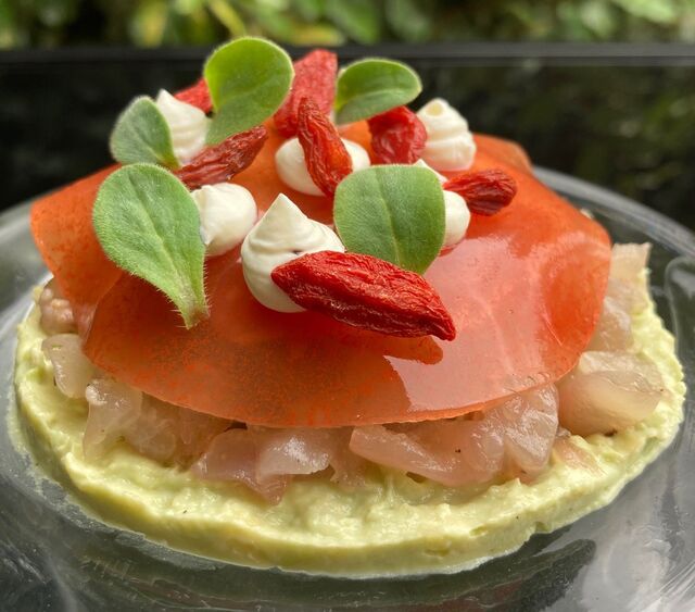 Crème d'avocat, tartare de maquereau, jambon ibérique, gelée de pastèque, baies de goji