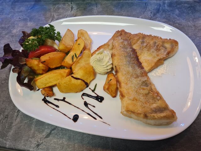 Gegrilltes Zanderfilet mit Bratkartoffeln u.Kräuterbutter