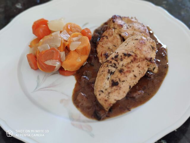 escalope de poulet sauce champignons et patate douce et carotte vapeur 