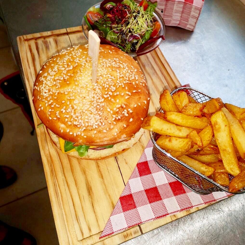 Hamburger Américain ??
Frites maison et salade