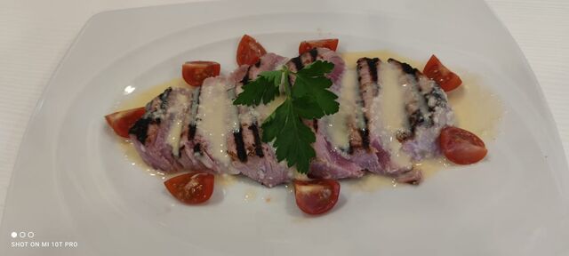Tagliata di tonno con fonduta di pecorino