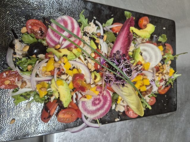 Salade exotique, chair de crabe, mangue, avocat, poivrons grillés, tomates séchées, pignons