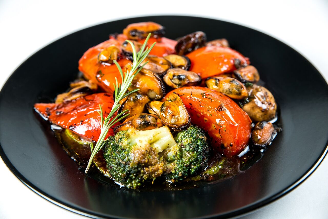 Теплий салат з печеними овочами та мідіями. 