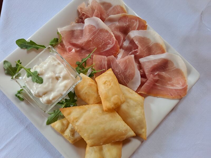 Gnocco fritto con crudo e squacquerone