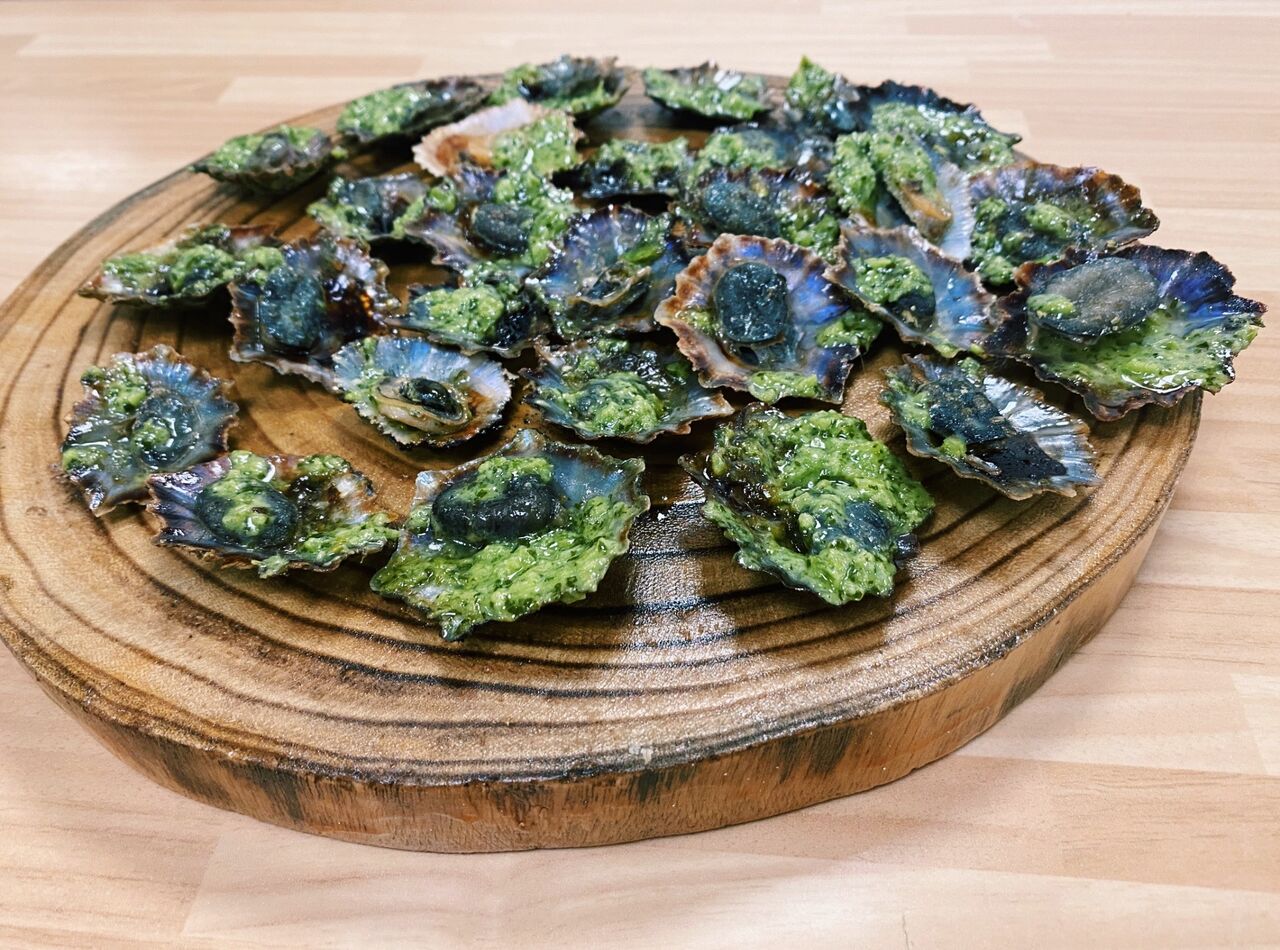 ¿Quién dice que no a unas lapas? ?. Ven y prueba nuestros platos fuera de carta.