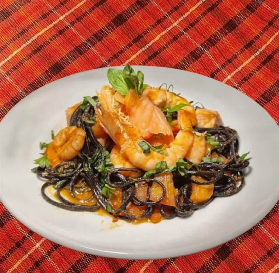 Linguini Nero com Salmão e Gambas