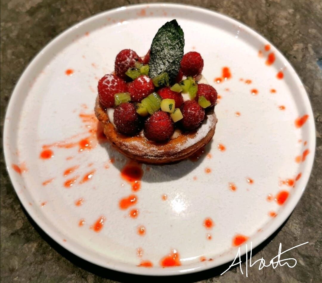 Tartelette aux framboises et chutney de kiwi sur une base de churros aux 4 épices et coulis de framboise.
