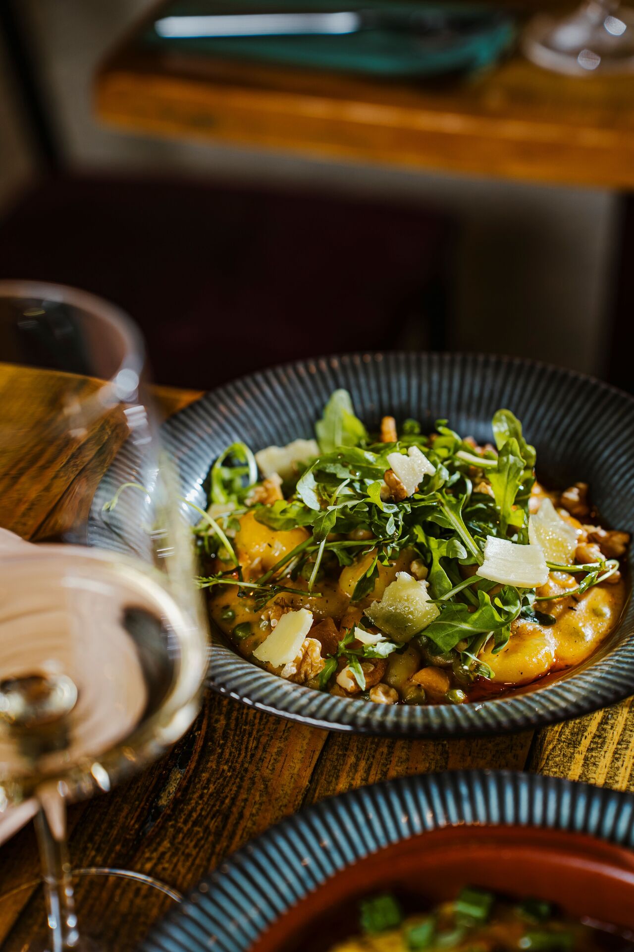 Gnocchi c/ molho queijo da Ilha, abóbora, ervilha, rúcula, nozes