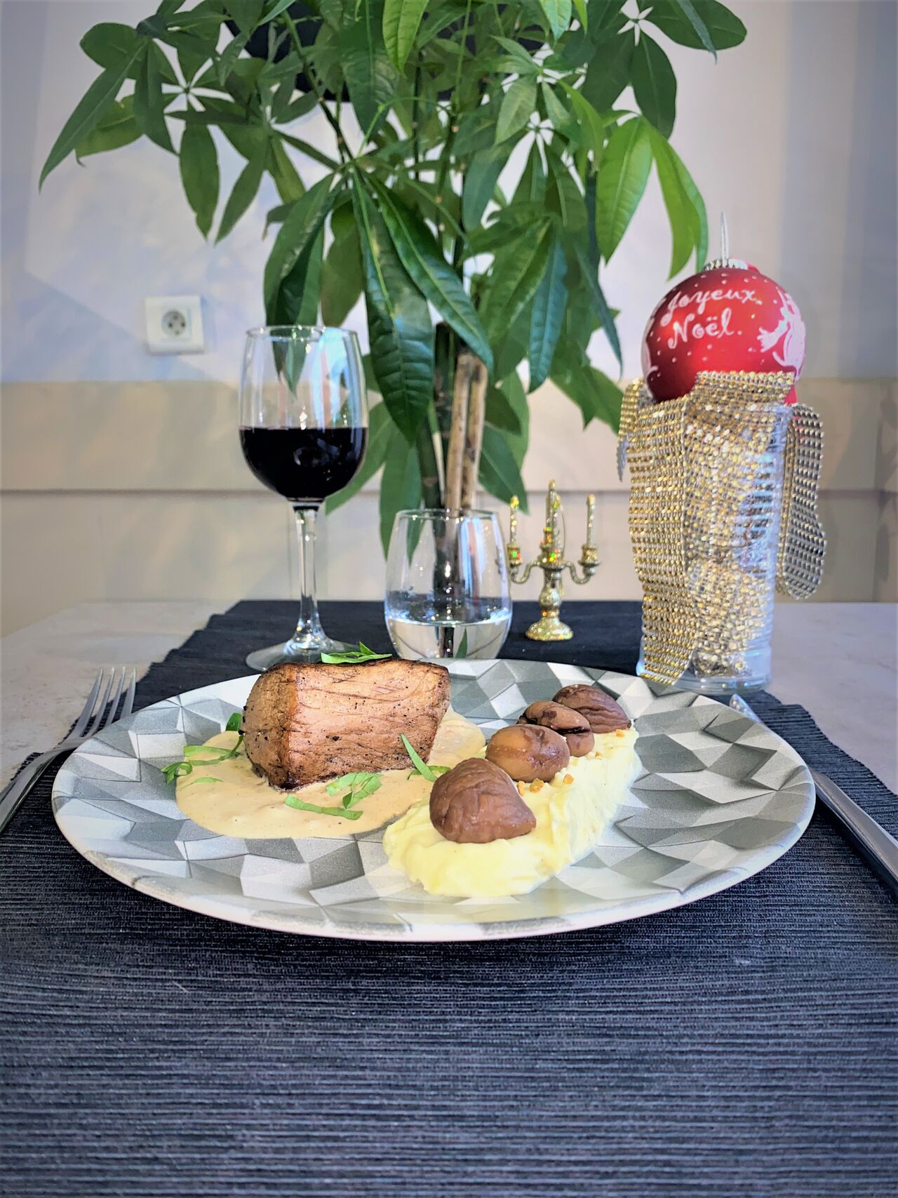 PLAT 2 MENU FESTIF DECEMBRE 2020 : pavé de quasi de veau, sauce forestière, purée de pomme de terre à l'huile de truffe, marrons