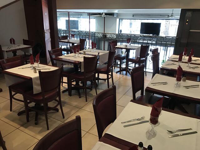 en plus de du rez- de- chausseé , nous possédons une salle en mezzanine d'environs 25 couverts.