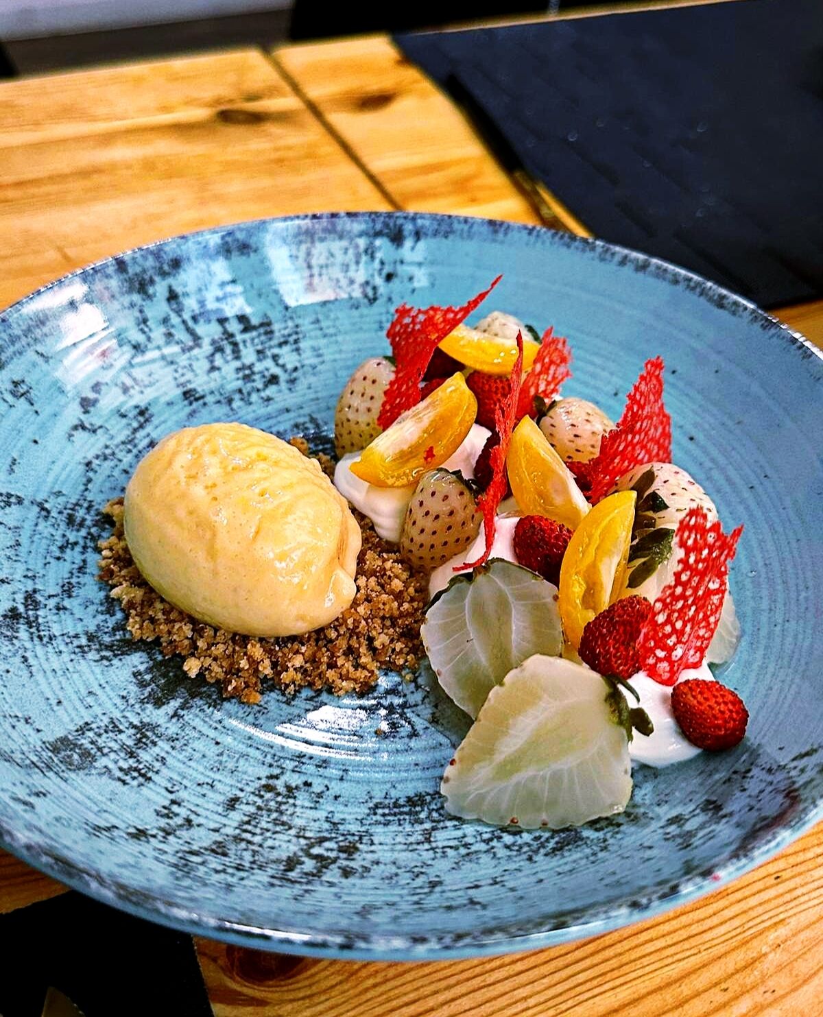 Fresas blancas, chantilly de mascarpone,helado de lima curd y tierra naranja 