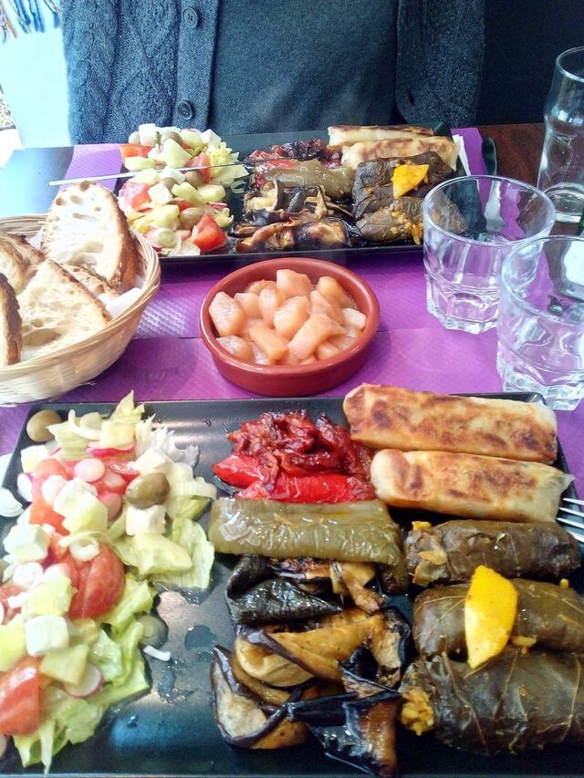 Mezze du jour, assortiment feuilles de vigne, bricks de légumes, légumes grillés salade...