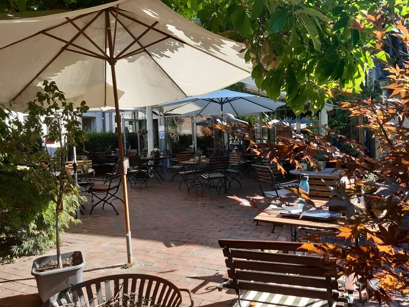 unsere Terrasse lädt zum Verweilen ein...