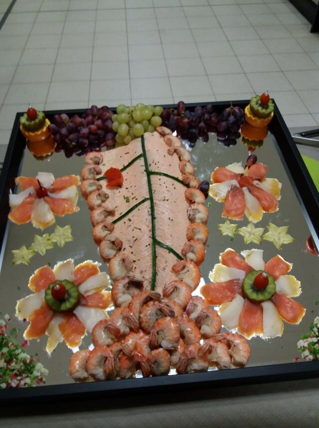Koud buffet: zalmschotel met gerookte zalm en gerookte heilbot