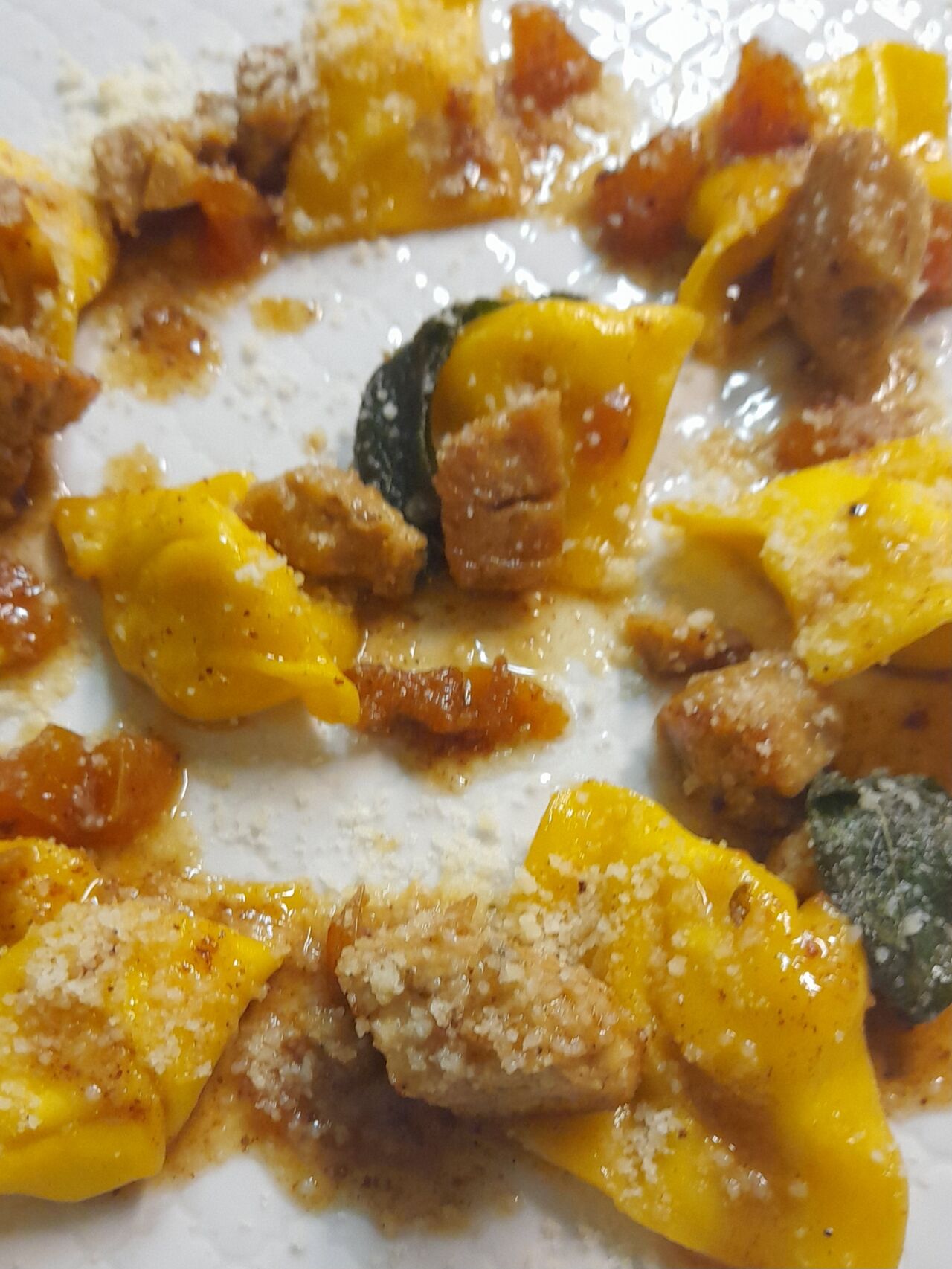 Ravioli di Gorgonzola, Animelle arrostite, Mele Caramellaye