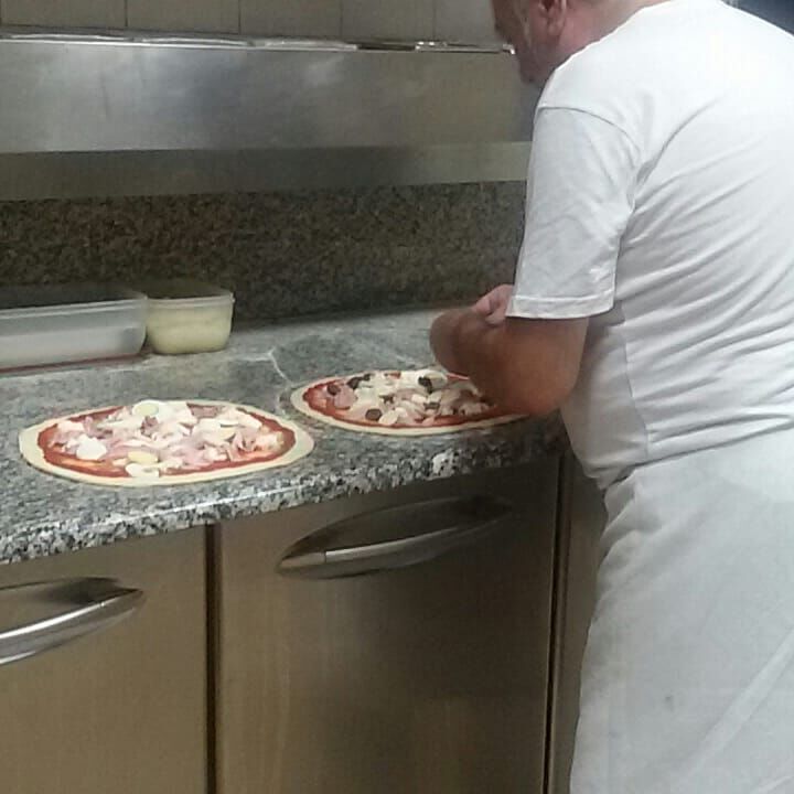 Il Nostro pizzaiolo e titolare all'opera