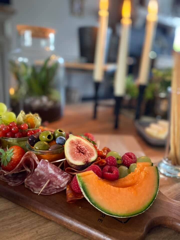 Nos planches apéritives composées de tapenades, charcuteries italiennes, fromages, fruits frais, olives & tomates cerises ...