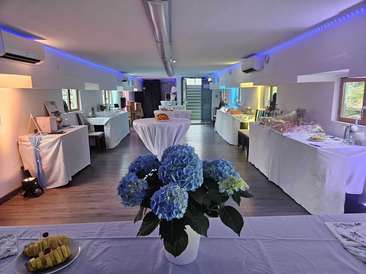 Notre salle, vue du bar