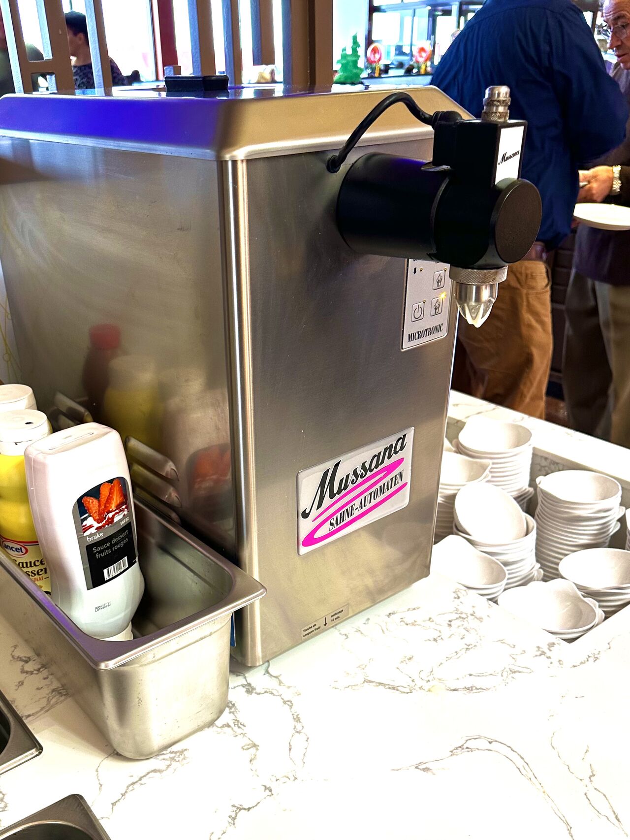 La touche finale avec la machine à chantilly