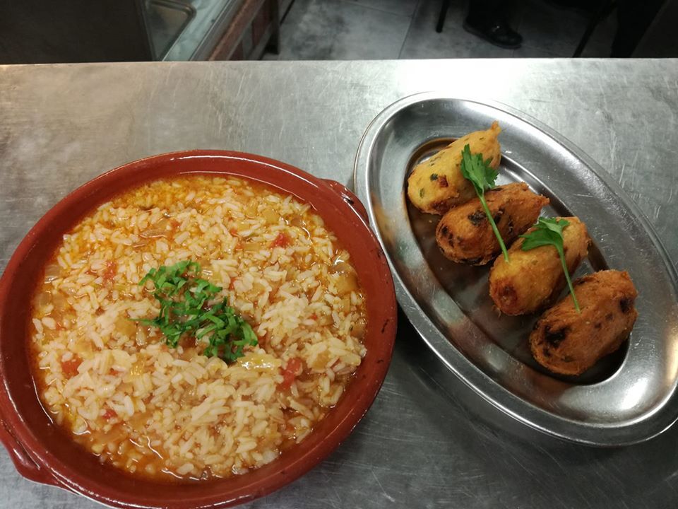 Pastéis de bacalhau com arroz de tomate