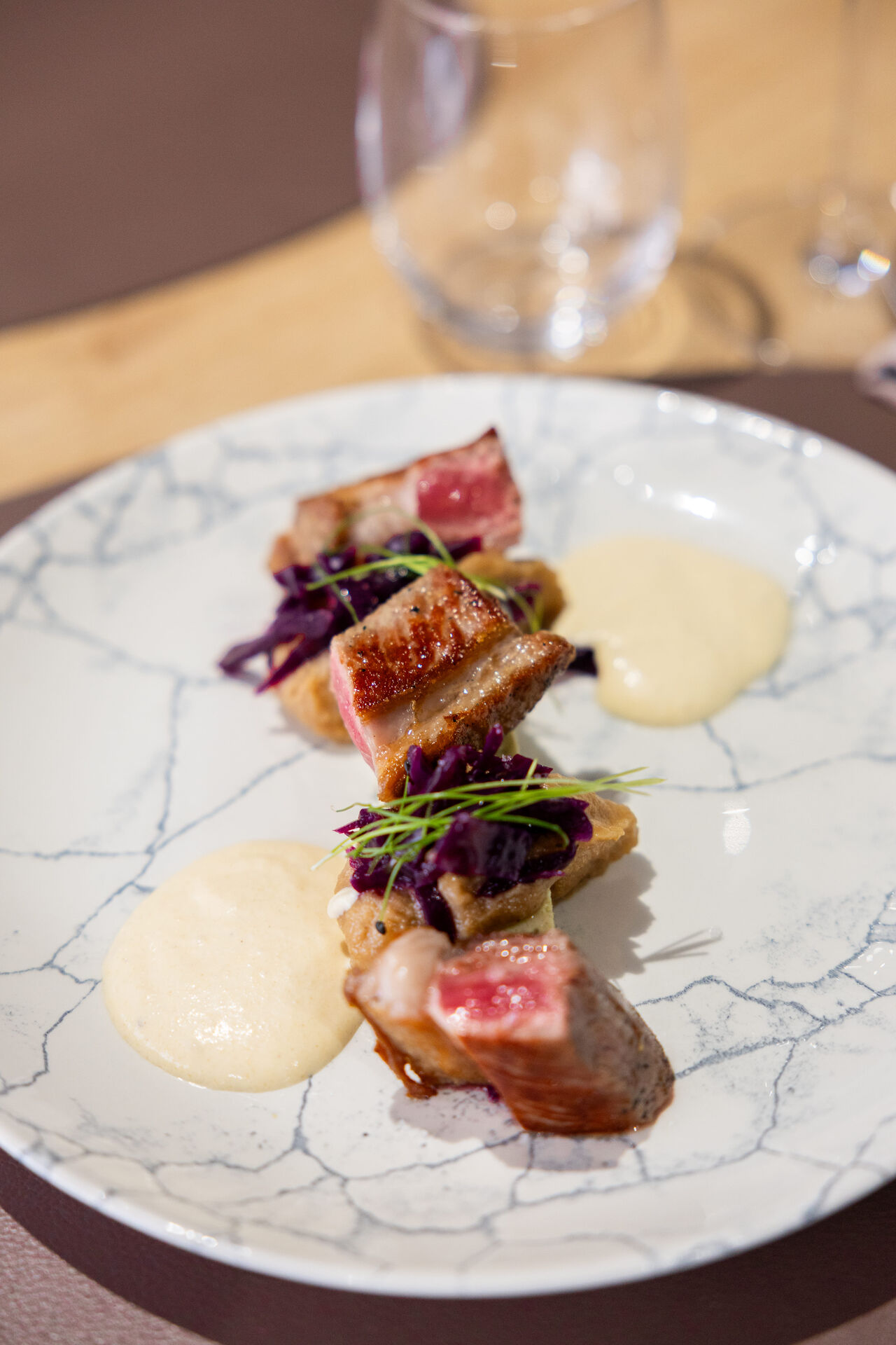 Faux-filet d'Agneau, Brocoli, Céleri, Chou rouge au vinaigre de shiso, Sabayon au beurre noisette