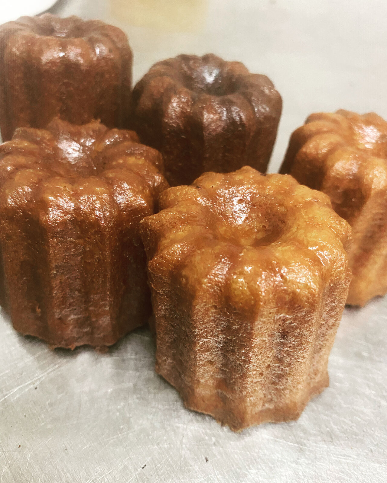 Rien de mieux et de plus typique que notre cher produit phare le Cannelé de Bordeaux aux arômes de rhum ambré et de vanille.