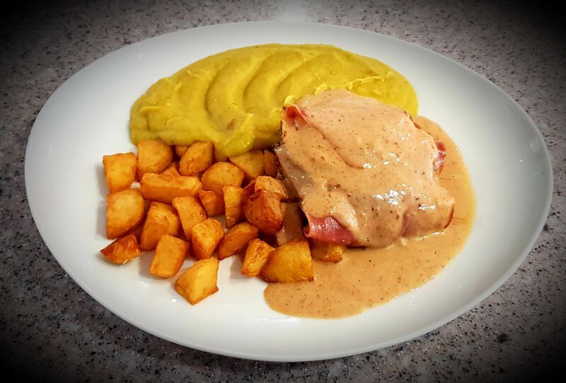 Pièce de porc au lard, pommes sautées maison, purée de légumes frais et sauce maison