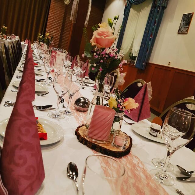 Tafel im großen Saal