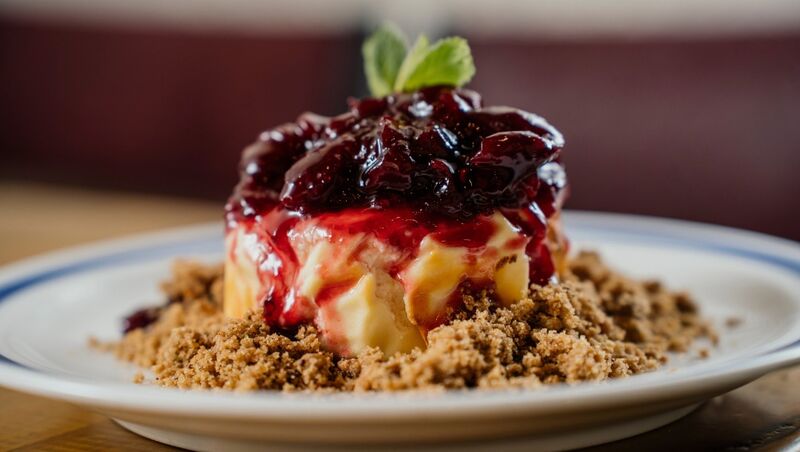 Cheesecake de forno, com ginja e morangos, crocante de especiarias