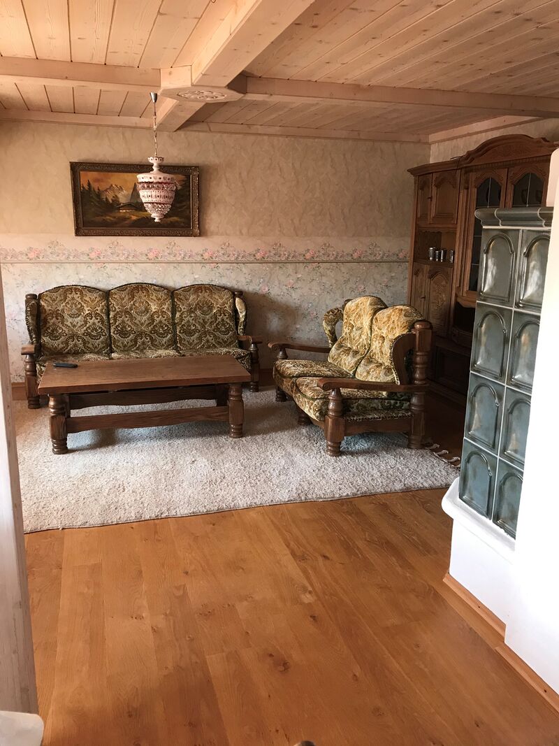 Wohnzimmer mit Radio und TV