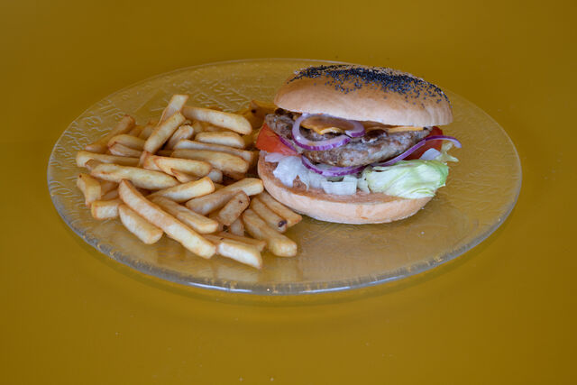 Nous vous proposons plusieurs burgers fait maison exclusivement avec des produits frais