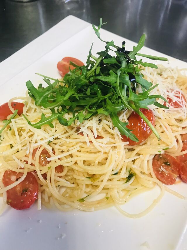 Špagety na cesnaku a cherry rajcinkami