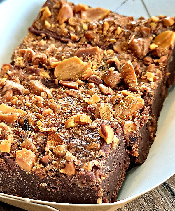 Brownie chocolat aux cacahuètes caramélisées