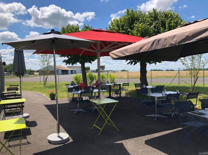 Terrasse au bord des pistes de l'aérodrome