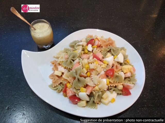 Salade d’été : farfalles tricolores, tomates, maïs, pomme, emmental, œuf dur, gambas, mayonnaise maison aux herbes et Whisky