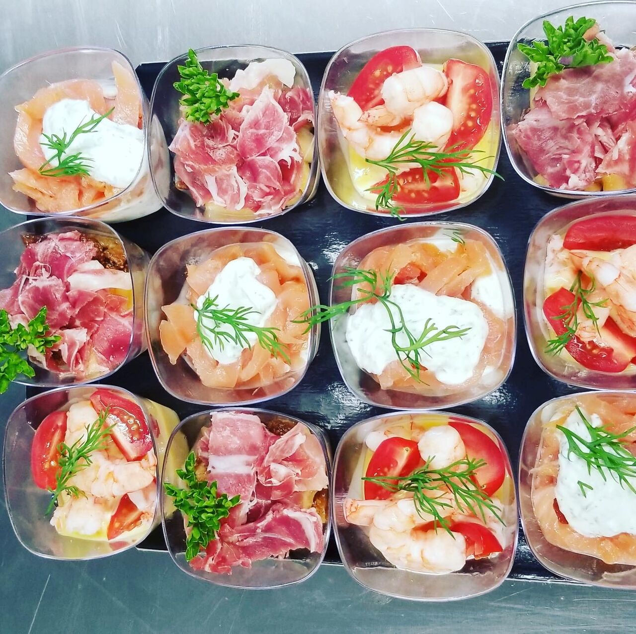 Plateau « Verrine »
~ Melon, jambon de parme
~ Saumon crème ricotta
~ Crevettes aïoli 