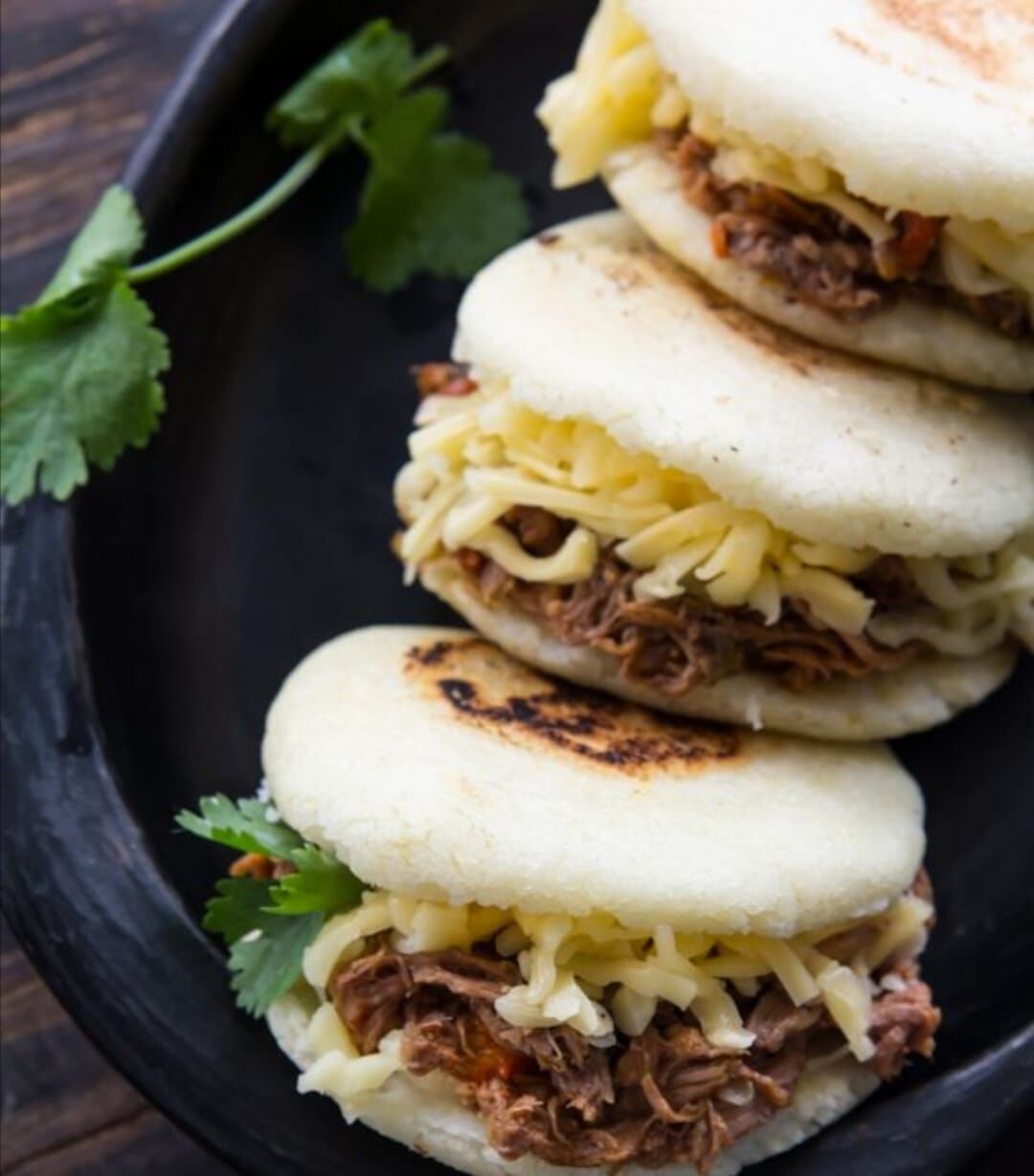 AREPAS de maíz asadas, natural, saludable recién elaboradas, rellenas de carne, o pollo, queso, tomate y aguacate.