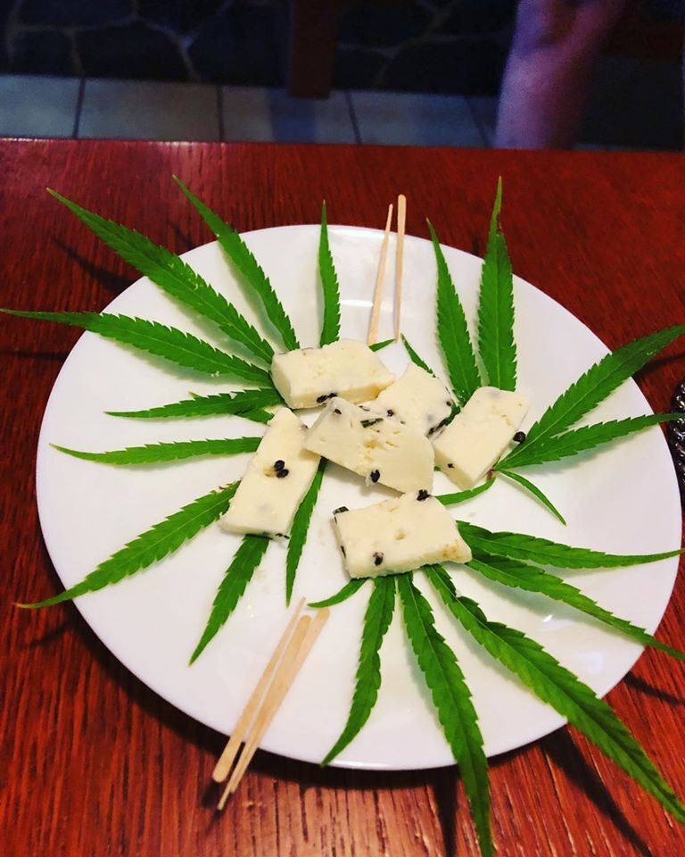 Sýr KONOPÁČ u nás sice není v pravidelné nabídce, ale při pravidelných návštěvách na něj jistě narazíte. 