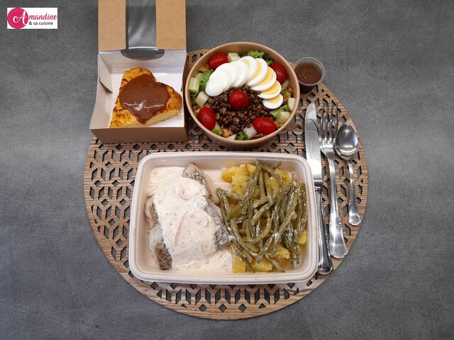 Panier repas : petite salade + filet de lieu noir sauce crémée acidulée + gâteau invisible aux pommes et caramel