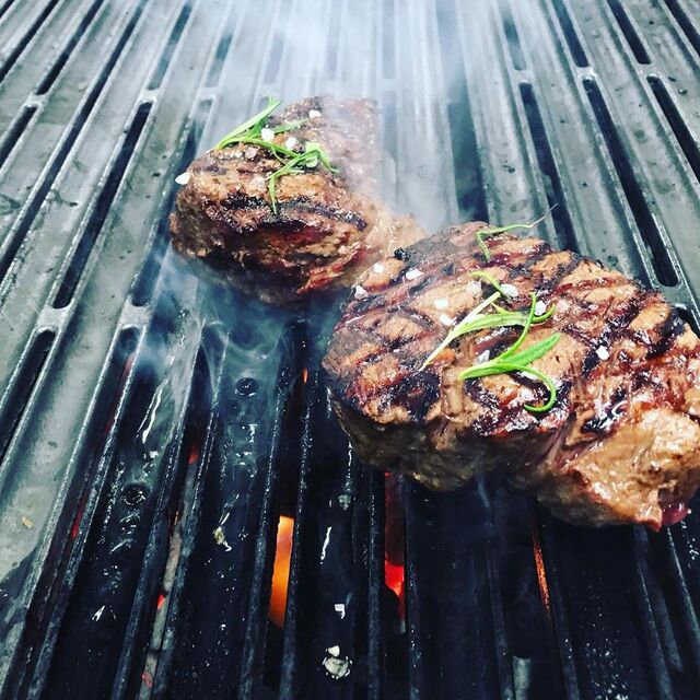 Nasze steki grilujemy dość nietypowo i nowocześnie na grillu lawowym . 