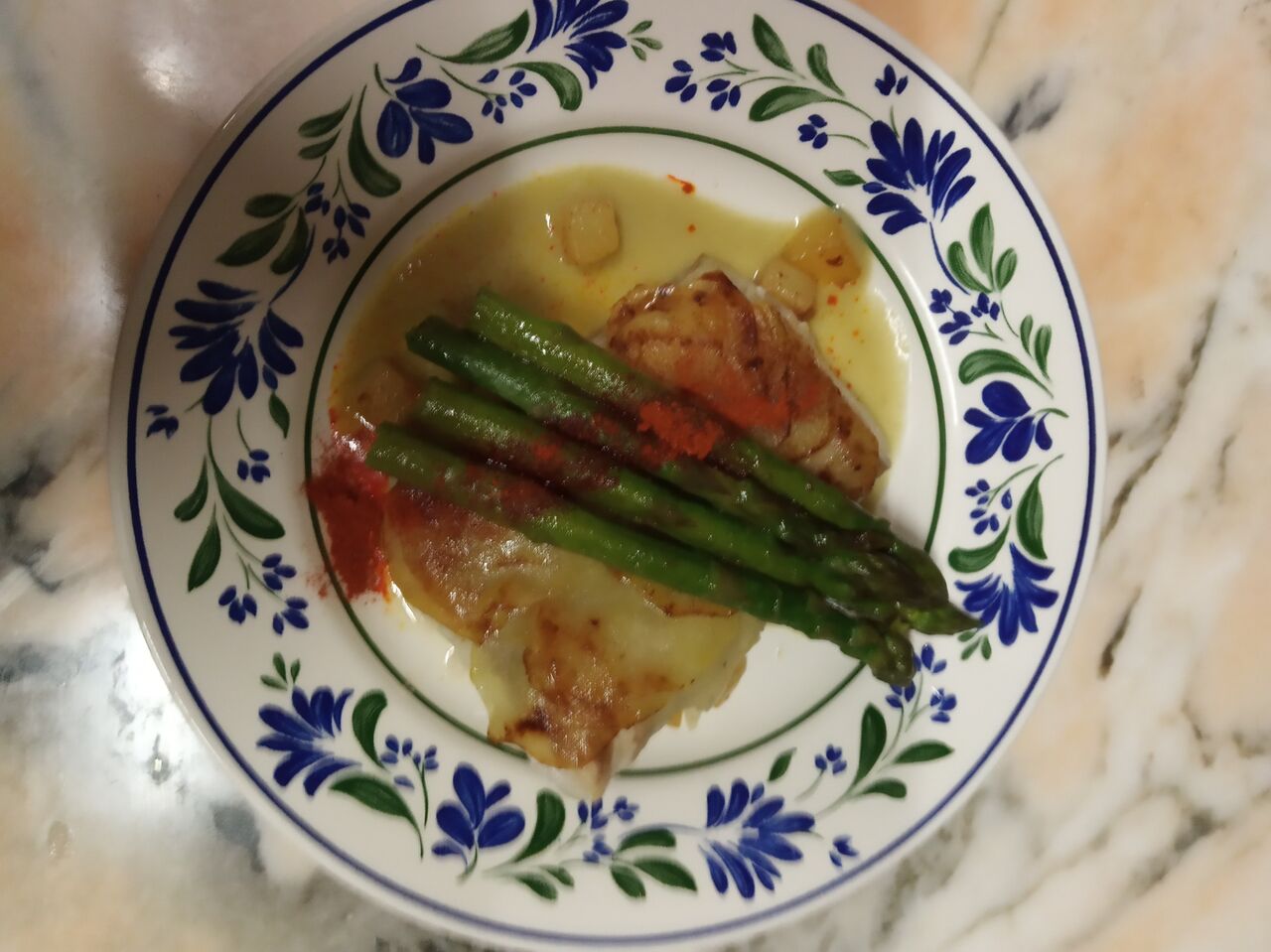 dos de lieu noir ecaille pomme de terre,asperges vertes, bouillon d asperges a la citronnelle,poudre de safran de Provence 