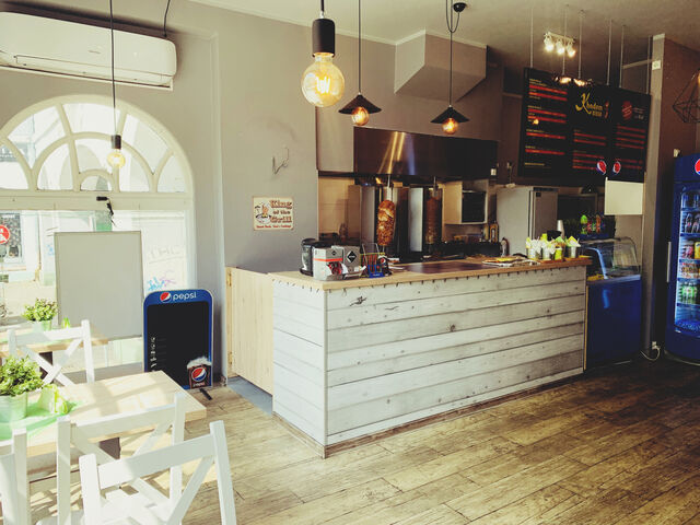 Klimatyzowany lokal zapewnia komfort spożywania posiłków nawet w najcieplejsze letnie dni.