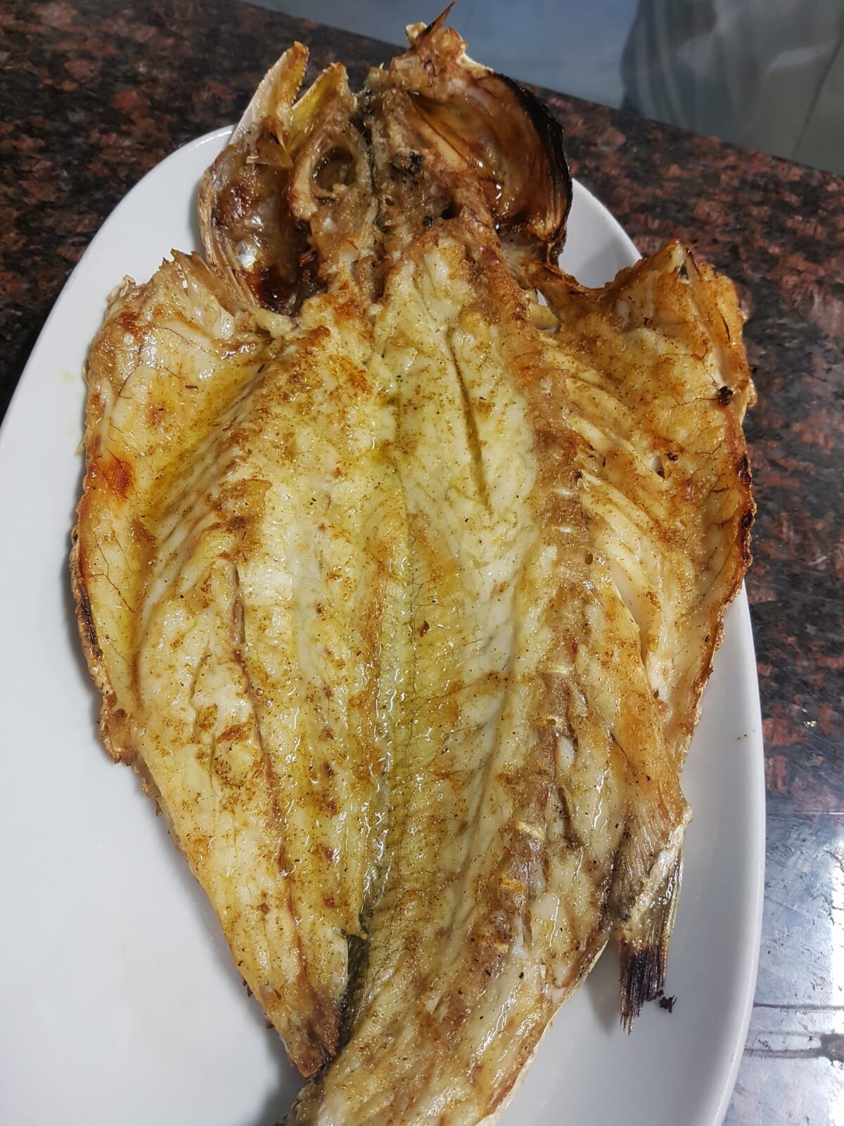 Izgarada büyük levrek