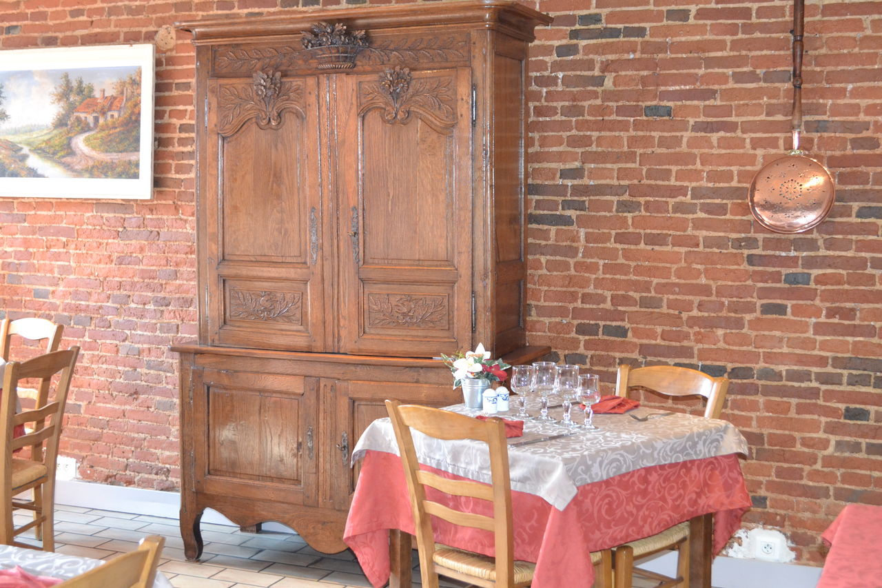 SALLE DU PREMIER ÉTAGE VUE SUR LA PLACE