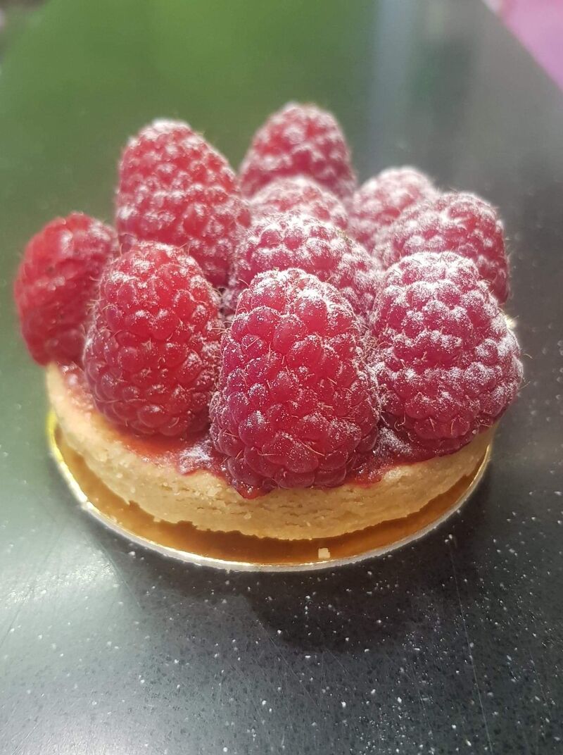 Tarte Framboises,Entremets sablé Breton, mousse passion et coulis de fruits rouges,,,,,,,,,,,