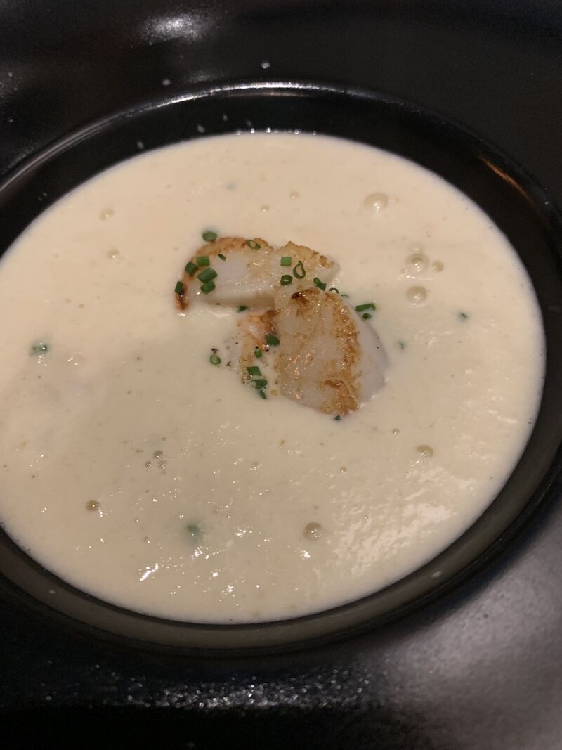 ... Après
Le Velouté d’Endives, Saint Jacques, Gambas et Noisettes Croquantes
