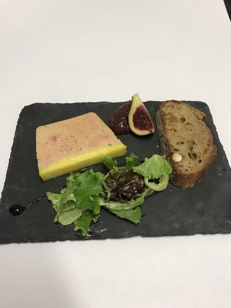 Foie Gras de Canard Français, Confiture de Figues, Mesclun de Salade et Toast de Pain Abricot Noisette