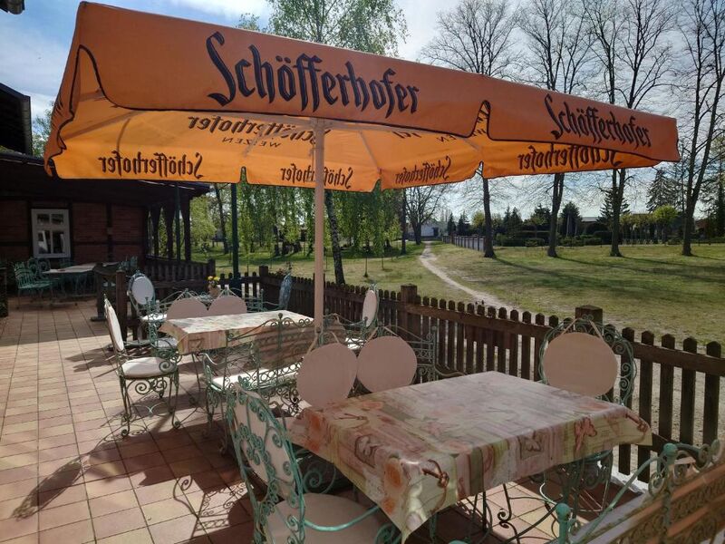 Die Außenterasse lädt zum Verweilen ein