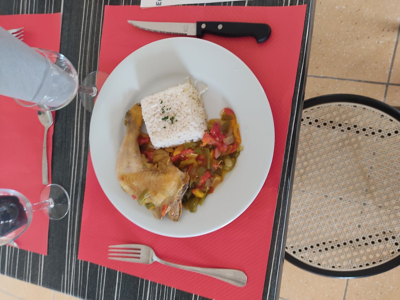 Cuisse de poulet aux poivrons riz